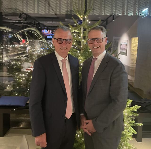 OÖFV-Präsident Gerhard Götschhofer (li.) und Raiffeisen Landesbank-Vorstand Stefan Sandberger genossen den stimmungsvollen Abend.  | Foto: OÖFV