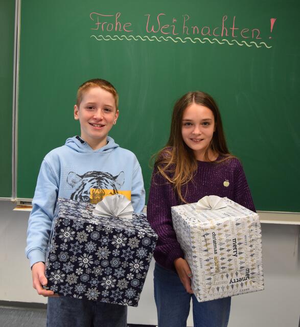 Die Schülerinnen und Schüler haben fleißig Weihnachtspackerl für den Paulusladen geschnürt. | Foto: BG/BRG Reutte