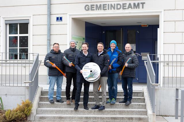Markus Möstl, kabelplus technischer Projektleiter, Martin Almesberger, kabelplus Leiter Privatkundenvertrieb, Rainer Handlfinger, Bürgermeister Ober-Grafendorf, Gerhard Haidvogel, kabelplus Geschäftsführer, Markus Fuchs, Firma Kabelfuchs Montagepartner, Sascha Grandl, kabelplus Privatkundenvertrieb
  | Foto: kabelplus / Leister