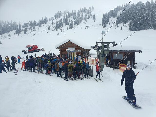 So früh gab es noch nie einen Liftbetrieb am Hochkeil in Mühlbach. Kräftiger Schneefall sorgte dafür, dass der Skilift beim Arthurhaus am 15. September aufsperrte. Einige Tage lang konnte man auf perfekt präparierten Naturschneepisten schifahren. | Foto: Hochkeil
