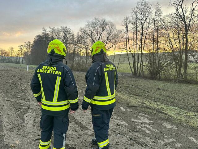Techniker bei der Reparatur der Gashochdruckleitung in Haag: Nach dem Vorfall ist die Versorgung wiederhergestellt. | Foto: Doku NÖ