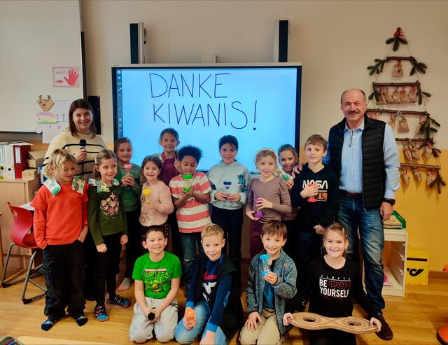 Die Volksschule Krumpendorf bedankte sich für die großzügigen Spenden der Kiwanis. | Foto: VS Krumpendorf