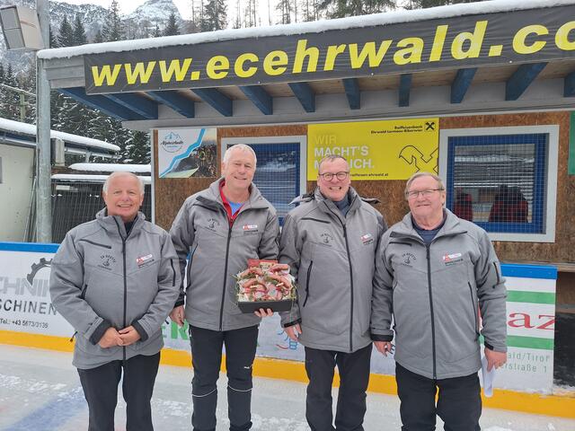 Das Siegerteam aus Reutte v.l.: Harald Felsberger, Günter Müller, Klaus-Peter Frick und Franz Schneider. | Foto: SVR ZV Eis- und Stocksport