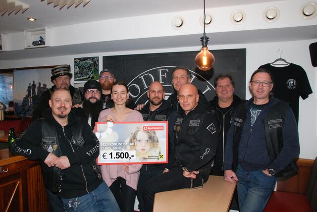 Der Good Fellas MC mit Präsident Horst Maier-Wachter (4.v.r.) übergab den Scheck an MeinBezirk-Redakteurin Silvia Viessmann. | Foto: Steiner-Watzinger