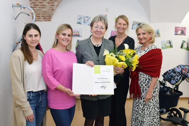 Stillberaterin Lisa Klauber-Laursen, Gemeindeschwester Katharina Aigner (von links), Sozial-Stadträtin Roswitha Zieger und Sozialamtsleiterin Doris Hickelsberger (von rechts) verabschieden die scheidende Kinderärztin Christine Jahn. | Foto: Garaus