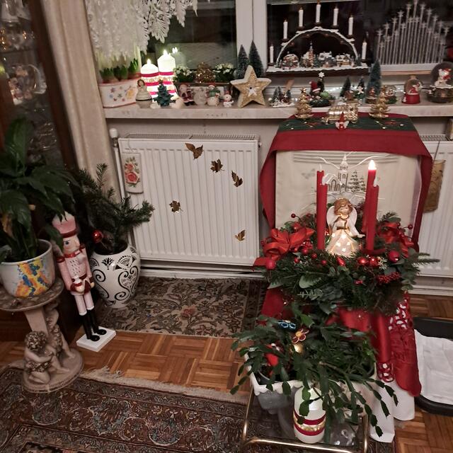 Unsere Leserin ist 81 Jahre alt - und dekoriert noch immer ihre Wohnung detailgetreu. Auch die Fenstern sind gestaltet.  | Foto: Silvia Belian-Vyvadil