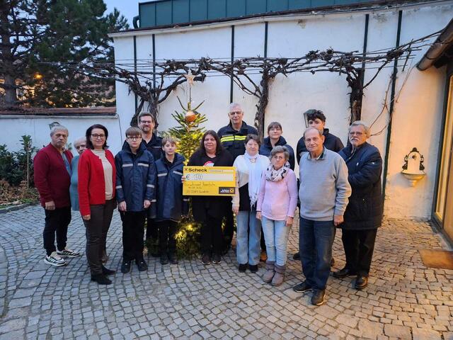v.li: Robert Krumpeck, Irmi Hirschmann, Vizebgmin Monika Graf-Rohrer, Florianijugend, Kdt Harald Heintz, Sandra Krumpeck (Mitte), Richard Rauch, Liesi Langer, Edith Krumpeck, Erwin Langer u Gerhard Krumpeck | Foto: Sandra Krumpeck