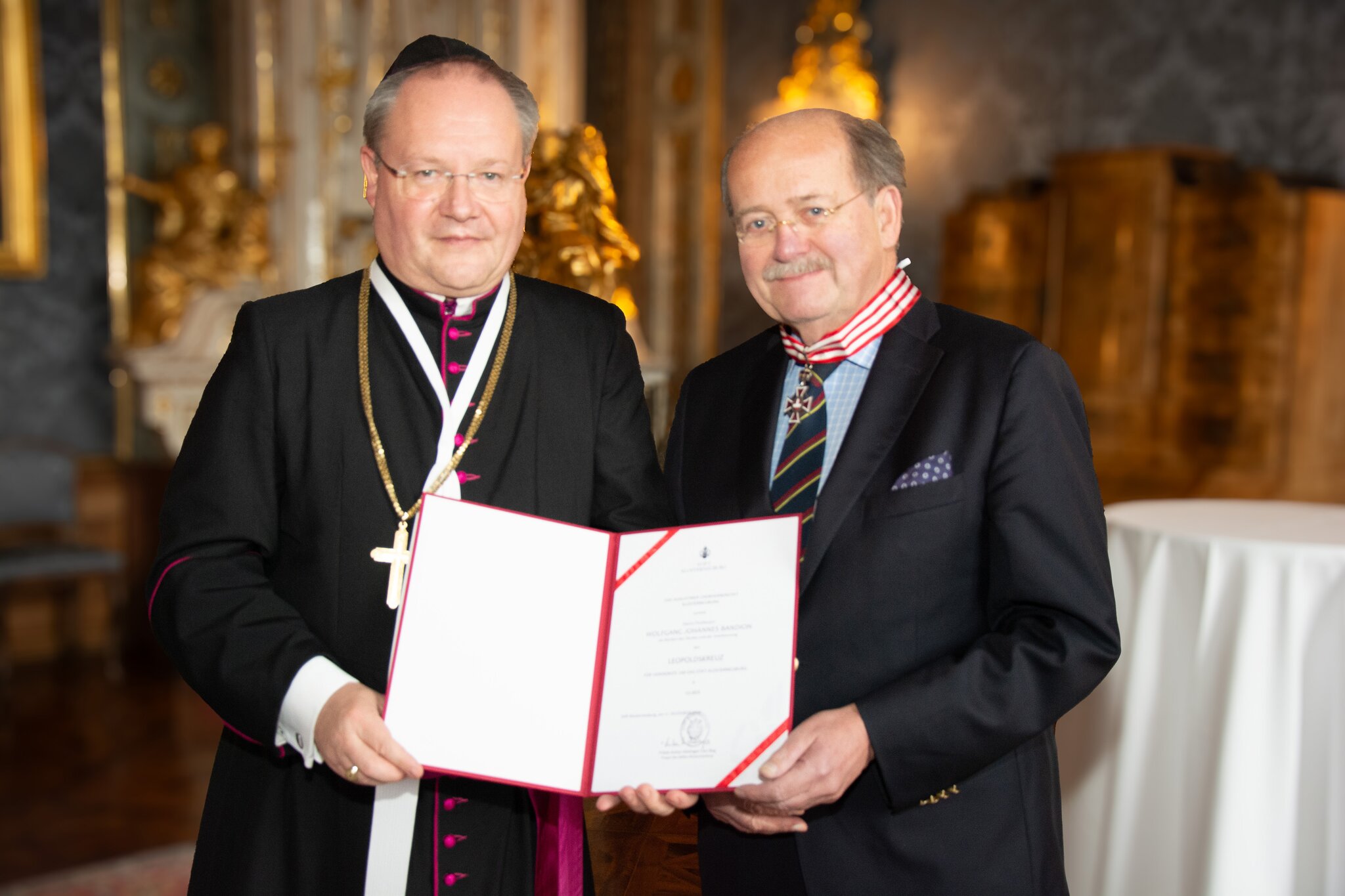 Stift Klosterneuburg: Propst verleiht Leopoldskreuz an verdiente ...