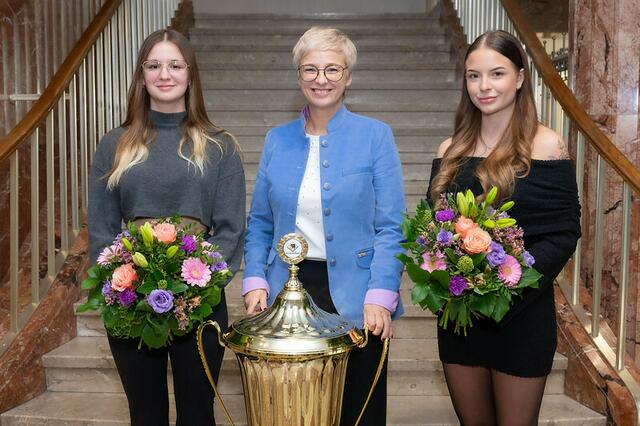 Die besten Bodenlegerinnen Österreichs sind zwei junge Oberösterreicherinnen: Zweitplatzierte Johanna Lemberger, WKOÖ-Präsidentin Doris Hummer und Bundessiegerin Lara Kerschhofer. | Foto: WKOÖ/Röbl
