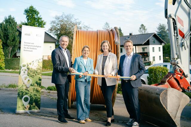 Breitband-Offensive in Stallhofen, in Sonnegg baut "sbidi" mit Geschäftsführer Helmut Jöbstl (r.). Hier mit Bgm. Franz Feirer, Vizebgm. Rosemarie Gößler und LR Barbara Eibinger-Miedl | Foto: Gemeinde Stallhofen