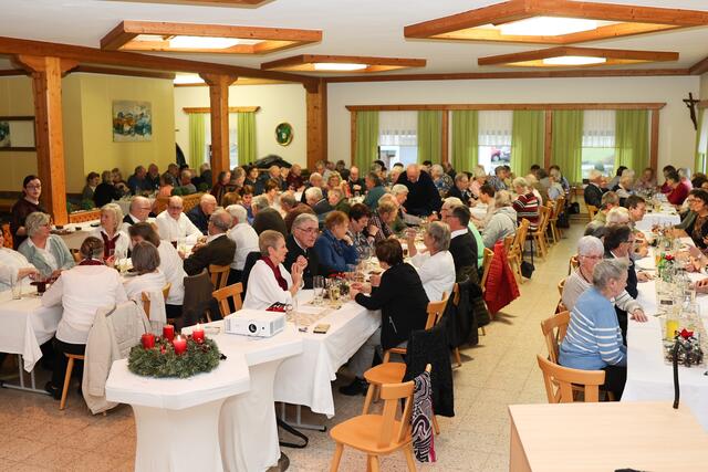 130 Mitglieder des Seniorenbunds Münzkirchen ließen bei der Weihnachtsfeier das Jahr ausklingen.  | Foto: SB Münzkirchen