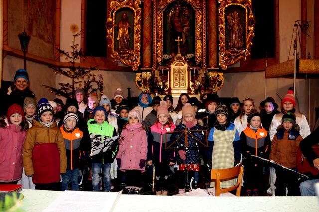 Die Kinder der Volksschule Heiligengrab hatten schöne Lieder und Theaterszenen einstudiert, mit denen sie Weihnachtsstimmung zu den Menschen brachten. | Foto: Rosina Katz-Logar