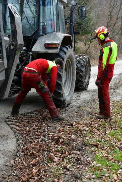 das Montieren der Ketten will gelernt sein.