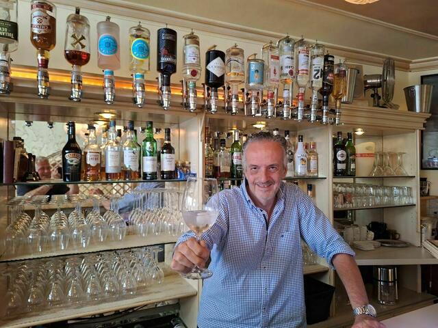 Auf ein gutes neues Jahr mit Gastronom Max Rode.  | Foto: Michael Ellenbogen