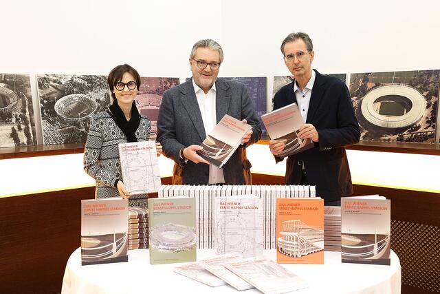 Sportstadtrat Peter Hacker (m.), TU-Professor Christian Kühn (l.) und Sandra Hofmann von der Wiener Sportstätten Betriebsgesellschaft (r.) bei der Übergabe der Ergebnisse der Substanzanalyse des Happel-Stadions. | Foto: Votava/Stadt Wien