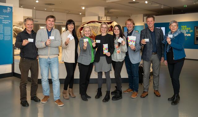 PartnerInnen der Aktiv:Karte (v.l.n.r.):
Christian Stadler (Amtsleiter Stadtgärten), Robert Lindner (Direktor Haus der Natur), Dana Schweizer (Sozialabteilung), Stadträtin Andrea Brandner, Barbara Mair (Sozialabteilung, Projektleitung), Sabrina Wechselberger (Sozialabteilung, zuständig für die Abwicklung), Thomas Schuster (Verein Spekturm), Roland Aigner (GF Altstadtverband) und Karin Edtbrustner (GF Mieterschutzverband). | Foto: Stadt:Salzburg - Alexander Killer
