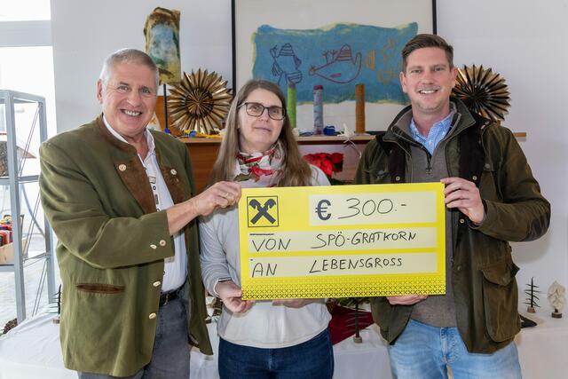Michael Feldgrill (re) und Günther Bauer bei der Schecküberreichung der SPÖ Gratkorn an Doris Hartmann-Hahn von LebensGroß. | Foto: privat