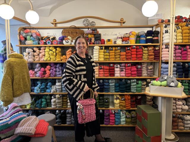 Margit Paier hat ihr Hobby zum Nebenberuf gemacht und sich mit ihrem Fachgeschäft "WollLade" einen Traum verwirklicht. | Foto: MeinBezirk.at