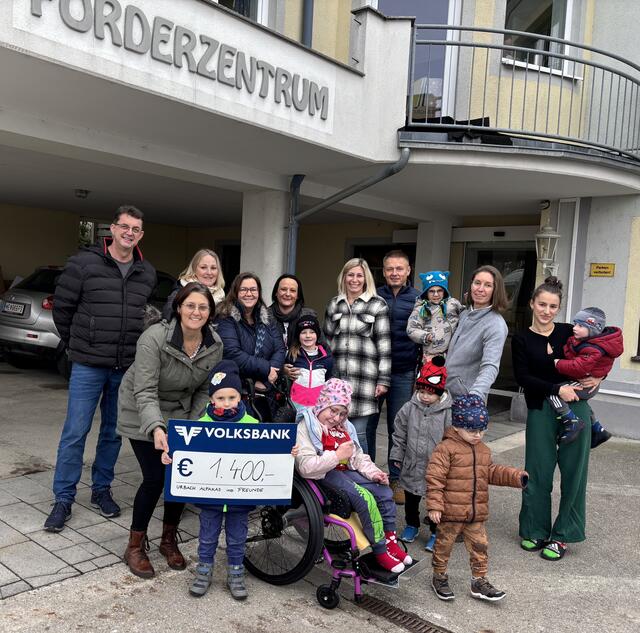 Manfred Fichtinger, Doris Kitzwögerer, Sonja Rutter, Inge Böck, Karin und Clara Freunberger, Sabine Resel, Josef Resel, Réka Pákolicz, Luisa Kalteis mit den Kindern des Förderzentrums. | Foto: Sabine Resl