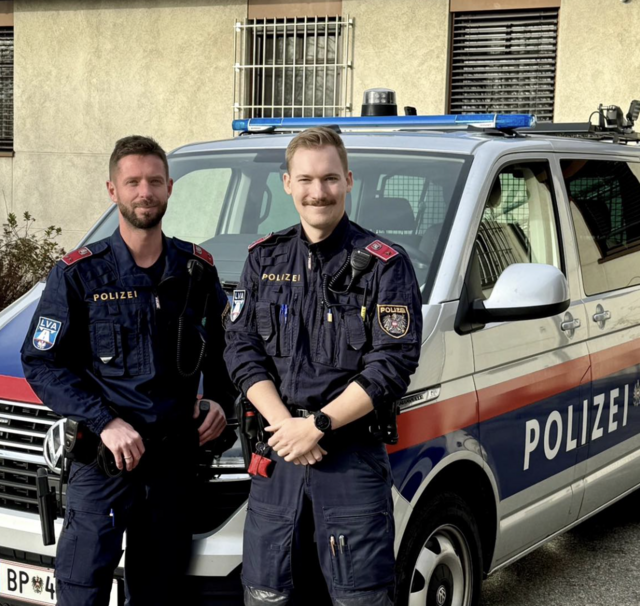 Die zwei Welser Autobahnpolizisten Michael und David wurden für einen 83-jährigen Mann zum Lebensretter. | Foto: LPD OÖ