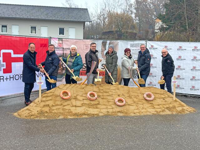 Beim Spatenstich in Raab: Manuel Dietinger (Baufirma), Thomas Matthey (kfm. GF BBOÖ), Hans-Albert Riedmann (Grüne), Alois Mayr (VBGM, ÖVP), Agnes Reiter (BGM, Für Raab), Beate Löffler (SPÖ), Martin Gföllner (FPÖ) &amp; Martin Wachutka (techn. GF BBOÖ) | Foto: BBOÖ