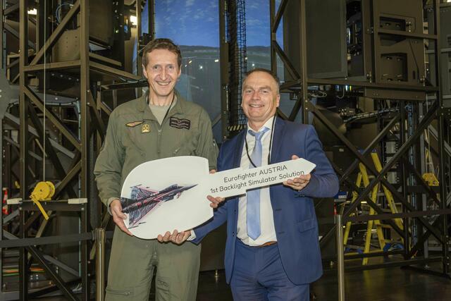 Oberst Roland Miedler mit Alexander König. | Foto: Eurofighter
