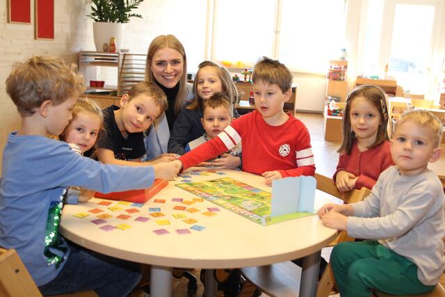 
Kindergartenpädagogin zu sein, wie etwa hier im Kindergarten Völkendorf, ist ein sehr erfüllender Job. 2025 startet der zweite Kolleg-Lehrgang für diesen Beruf.
 | Foto: Stadt Villach / Kompan