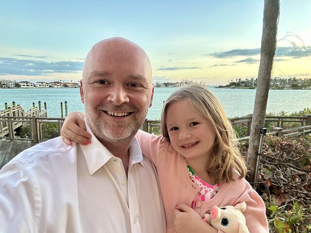 Der gebürtige Andorfer Michael Dipolt wanderte 2011 in die USA aus – mittlerweile ist er mit einer US-Amerikanerin verheiratet, mit der er die gemeinsame Tochter Anna hat.  | Foto: Dipolt