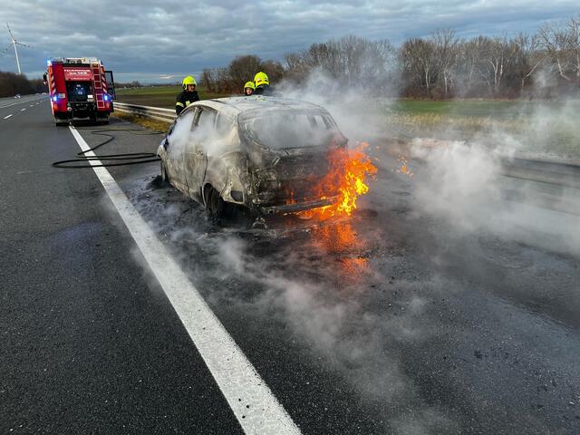 Zwei Feuerwehren kämpften am 20. Dezember gegen den Brand eines PKWs auf der A3. | Foto: Monatsrevue