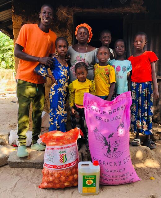 Lamin, Lehrer in Tanji, besucht und beliefert einige Familien. Er weiß, wo Menschen besonders von Hunger betroffen sind. Danke Lamin.
