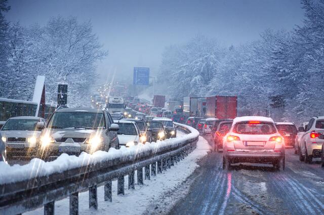 Kilometerweite Staus aufgrund der Karawankentunnelsperre. (Symbolfoto)  | Foto: stock.adobe.com/at/Petair
