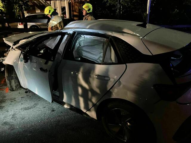 In Bischofshofen wurde Anfang August ein Mietauto gestohlen, mit dem im Anschluss eine rasante Fahrt hingelegt wurde, ehe diese in einem Unfall endete: Der Lenker prallte gegen einen Baumstock, der durch die Wucht entwurzelt wurde. Der Dieb und Unfalllenker stellte sich der Polizei. | Foto: Feuerwehr Bischofshofen