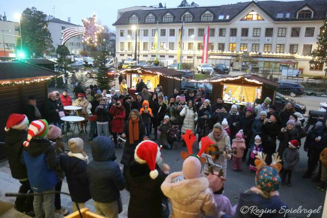 Vom 13. bis 15. Dezember 2024 lud der Verschönerungsverein Pressbaum unter Obmann Kurt Heuböck zum Adventmarkt auf den Hauptplatz vor der Kirche. Eröffnet wurde mit einem Schülerchor der Volksschule Pressbaum und einer Ansprache von Bürgermeister Josef Schmidl-Haberleitner, Stadtpfarrer Mag. Johann Georg Herberstein und dem Obmann des Verschönerungsvereins.