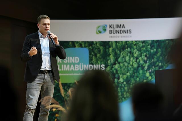 Landesrat Stefan Kaineder freut sich über das Klimaschutz-Engagement im Bezirk Ried. | Foto: Land OÖ/Denise Stinglmayr  