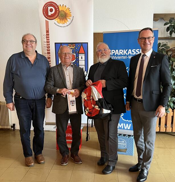 PVÖ-Bezirksvorsitzender Ewald Maierhofer, der bisherige Vorsitzende des Haslacher Pensionistenverbandes Günther  Bocksrucker, der neue Vorsitzende Oskar Kaffenda und Bürgermeister Bundesrat Dominik Reisinger bei der Amtsübergabe. (v.l.n.r.)
 | Foto: Pensionistenverband Haslach 