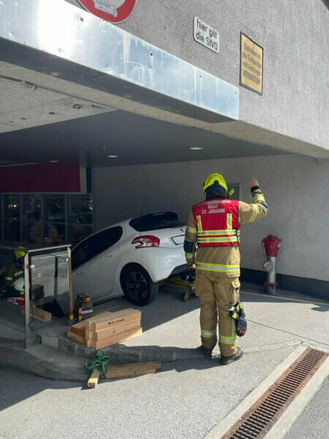 Knapp daneben ist auch vorbei. So erging es Ende Juli einer 70-jährigen PKW-Lenkerin, die das Stiegenhaus der Stadtgalerie in St. Johann mit der Einfahrt verwechselte. Ihr Auto blieb stecken und musste von der Feuerwehr geborgen werden. | Foto: FF St. Johann im Pongau