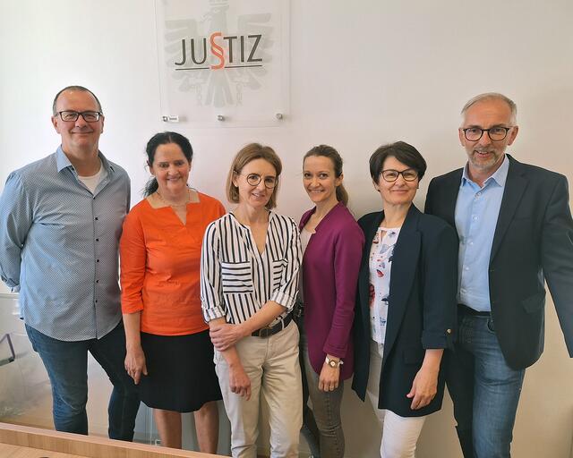 Richter Franz Heilmann, Richterin Elisabeth Preslmayr, Michaela Fattinger, juristische Beraterin Familienbund, Bettina Rockenschaub-Sahl, psychosoziale Beraterin Familienbund, Sabine Jungwirth, Bereichsleiterin Familienberatung, sowie Richter und Amtsvorsteher Kurt Bodingbauer (von links nach rechts). | Foto: OÖ Familienbund