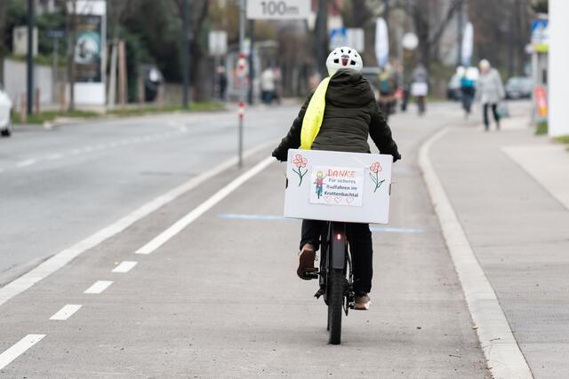 Mit dabei hatten sie eine Botschaft an die Politikerinnen und Politiker.  | Foto: Radeln in Döbling