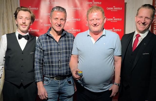 Siegerfoto Watten Croupier Alois Schöpf, Gewinner Hubert Tasser und Peter Holzer, Floor Manager Alexander Wikipil | Foto: Casino Seefeld