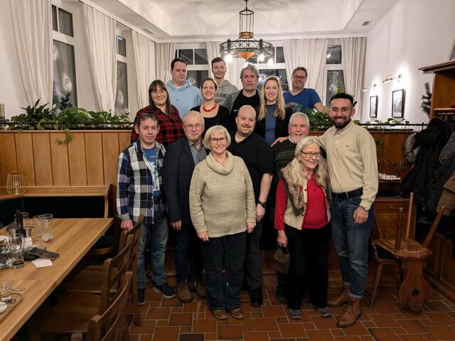 vorne: Josef Lettner, Herbert Rücklinger, Regina Öllinger, Andreas Haker, Steve Banner, Sissy Banner, Yusuf Eroglu
mitte: Sylvia Dorner, Bernadette Zlabinger, Martina Putz
hinten: Marco Zeitlhofer, Alexander Bade, Wolfgang Lachkovits, Thomas Fischer | Foto: Volkshilfe