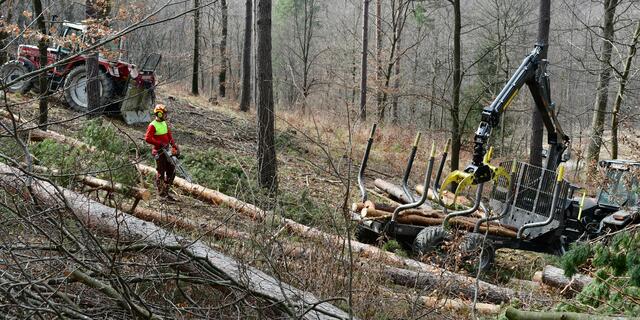 Durch den Lärm der Maschinen ist die Verständigung mittels Funk und Kopfhörer von höchster Bedeutung
