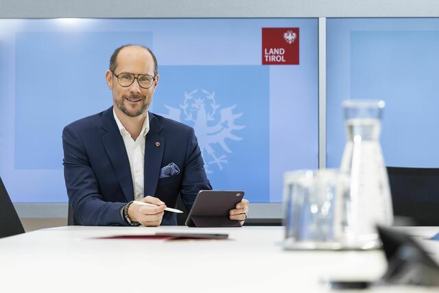 LR Mario Gerber: „Immer mehr Menschen bevorzugen es, Termine online zu buchen, anstatt diese telefonisch oder per E-Mail zu vereinbaren. Diesem Trend kommt auch das Land Tirol als moderne Servicestelle nach.“ | Foto: Land Tirol/Die Fotografen