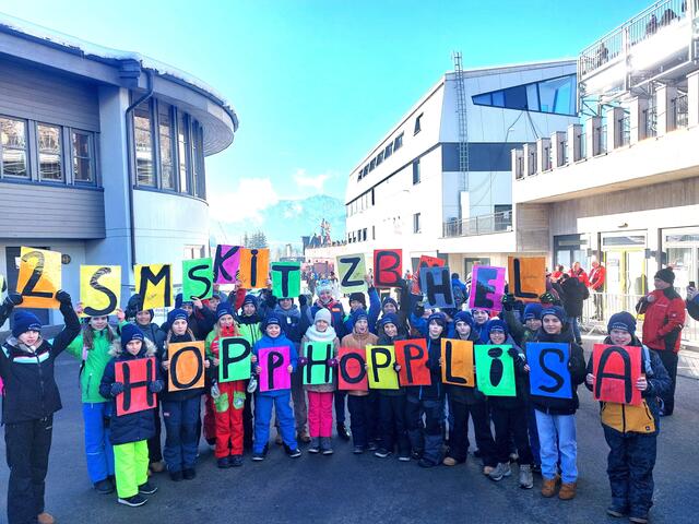 Die 2s-Klasse der Sportmittelschule Kitzbühel mit ihrer Klassenpatin Lisa Hauser (Mi.). | Foto: Sport-MS Kitzbühel