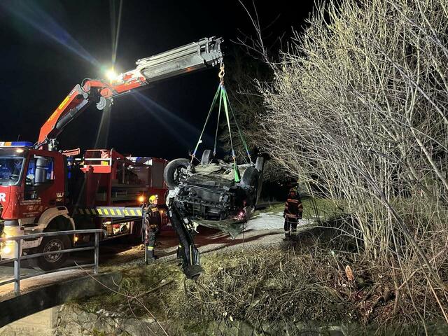 Die Freiwilligen Feuerwehren Kobenz und Knittelfeld standen im Einsatz und bargen den Pkw mittels Kran aus dem Bach.
 | Foto: FF Kobenz