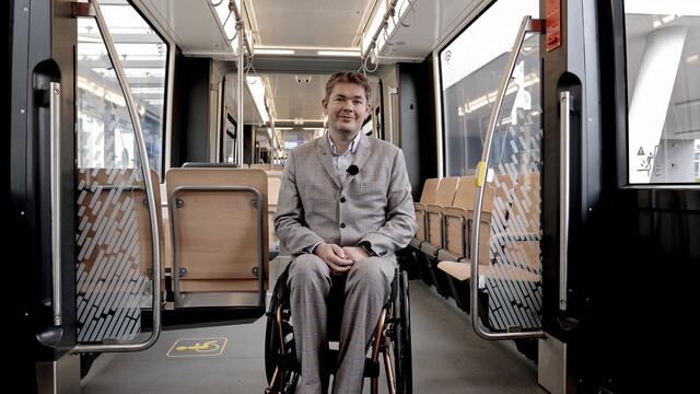 Hans Jürgen stellt fest: Barrierefreiheit wird in der Badner Bahn, einem wichtigen Verkehrsmittel im Raum Mödling, groß geschrieben. | Foto: Lokalbahn