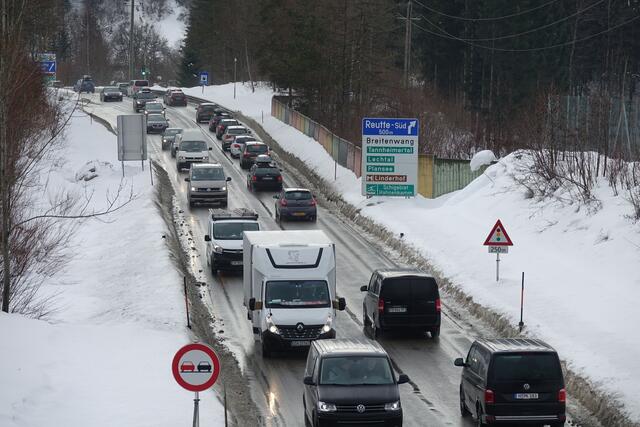 Der einsetzende Weihnachtsverkehr sorgt in Teilen Österreichs bereits für erste Staus. (Symbolbild) | Foto: Zoom Tirol
