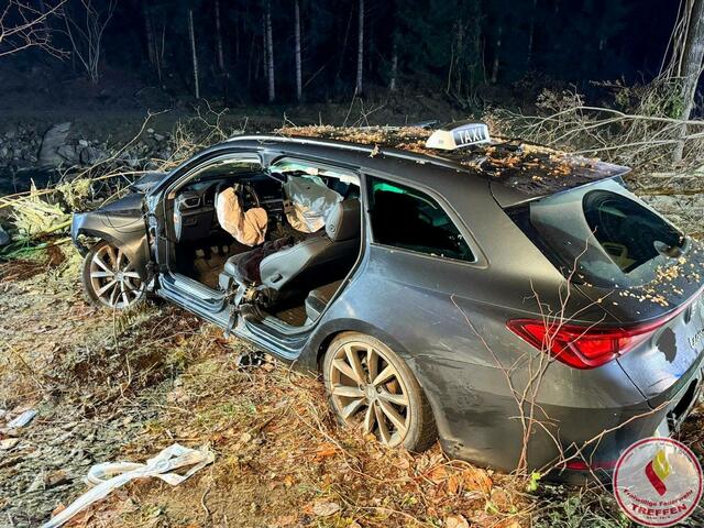 Der Pkw kam von der Straße ab und kam neben der Gegenfahrbahn befindlichen Wiese zum Stillstand. | Foto: Freiwillige Feuerwehr Treffen