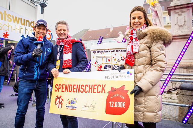 Fischapark-Centermanager KR Christian Stagl und Marketing-Leitung Mag. (FH) Yvonne Wöckl übergaben den Spendenscheck in Höhe von 12.000 € an Tom Walek. | Foto: Boda, Fischapark