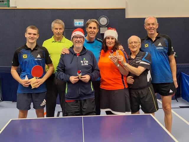 Strahlende Siegerteams nach dem lustigen Weihnachts-Doppelturnier vom Tischtennisverein Raika Kirchdorf