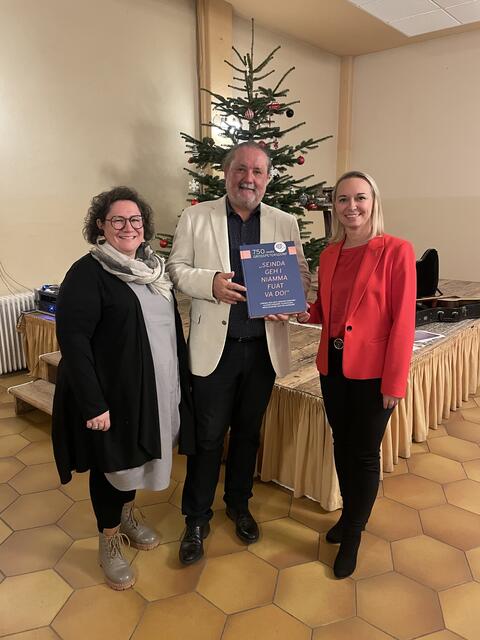 Übergabe Gemeindechronik: Personalvertreterin Barbara Keglovits, Bezirkshauptmann Peter Bubik und Vizebürgermeisterin Olivia Kaiser | Foto: Olivia Kaiser